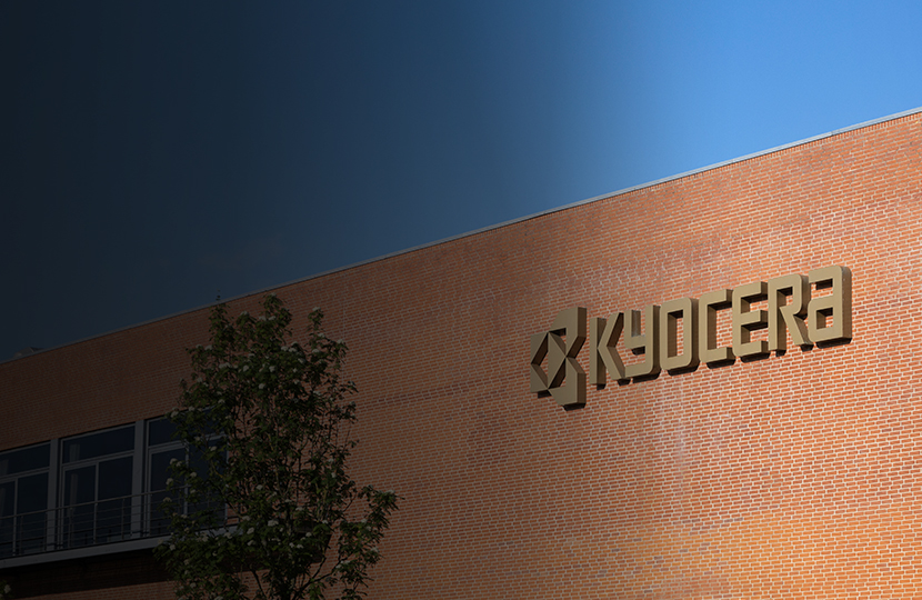 Närbild på Kyocera-logo på byggnad