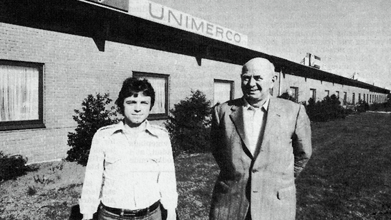 Två före detta CEO står framför Unimercos byggnad i Sunds 1976